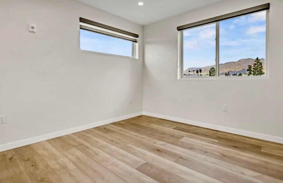 Building Photo - 439 Oak St