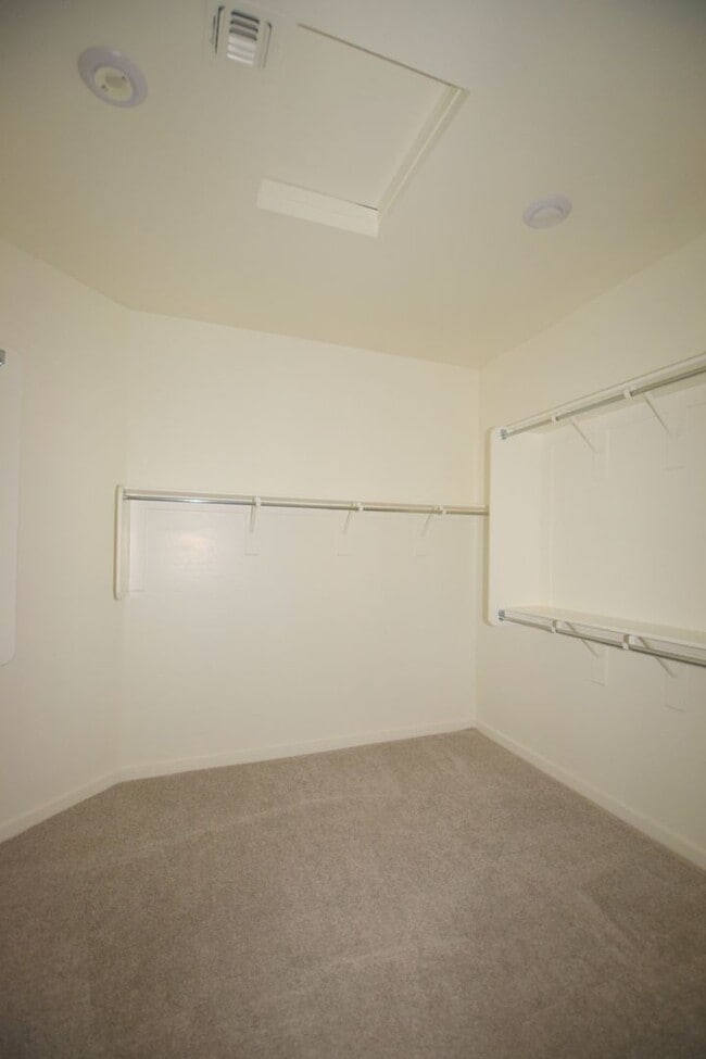 Building Photo - Impressive 4 bed 3 bath Circle Cross Home!