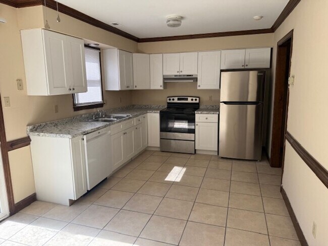 Building Photo - Three Bedroom 1.5 Bath Townhouse in Wester...