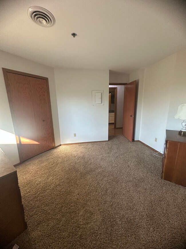 Building Photo - Charming 2-Bedroom Condo Near Campus - Ava...