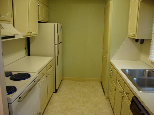 Building Photo - Nice 2BR/1.5BA Condo with golf course view!!