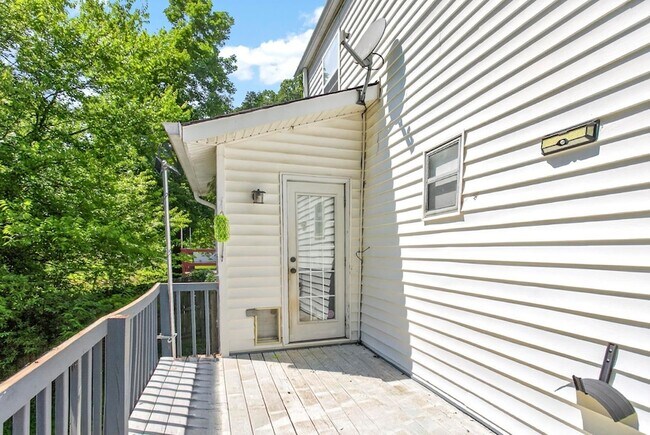 Building Photo - 3008 Lakeshore Dr
