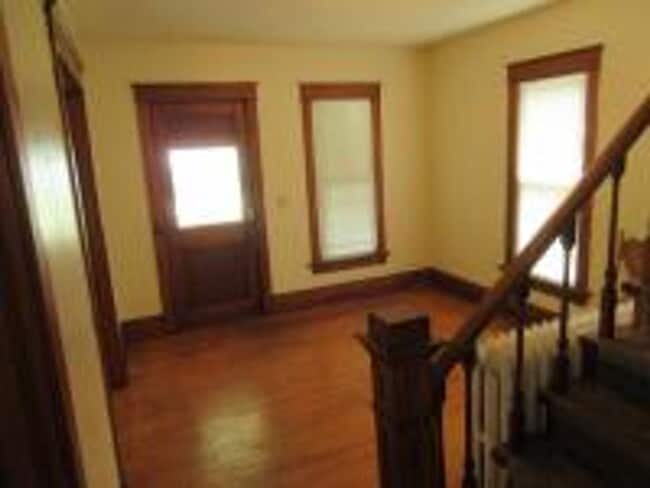 Building Photo - 3 Bedroom 1 Bathroom Duplex