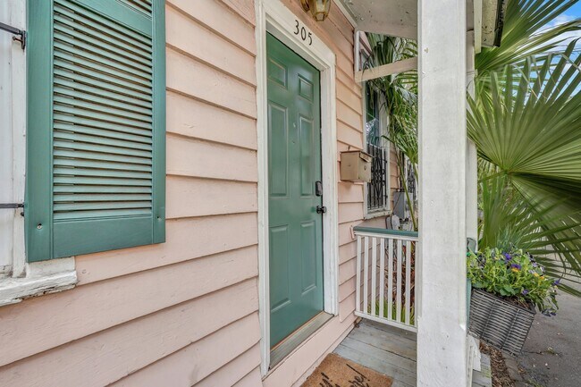 Building Photo - 305 W Waldburg Ln