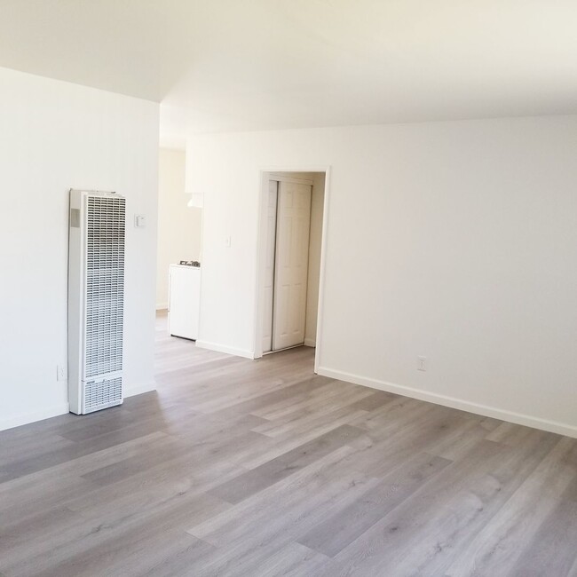 Building Photo - Cozy 2 bedroom and 1 bathroom near Port Hueneme Beach!