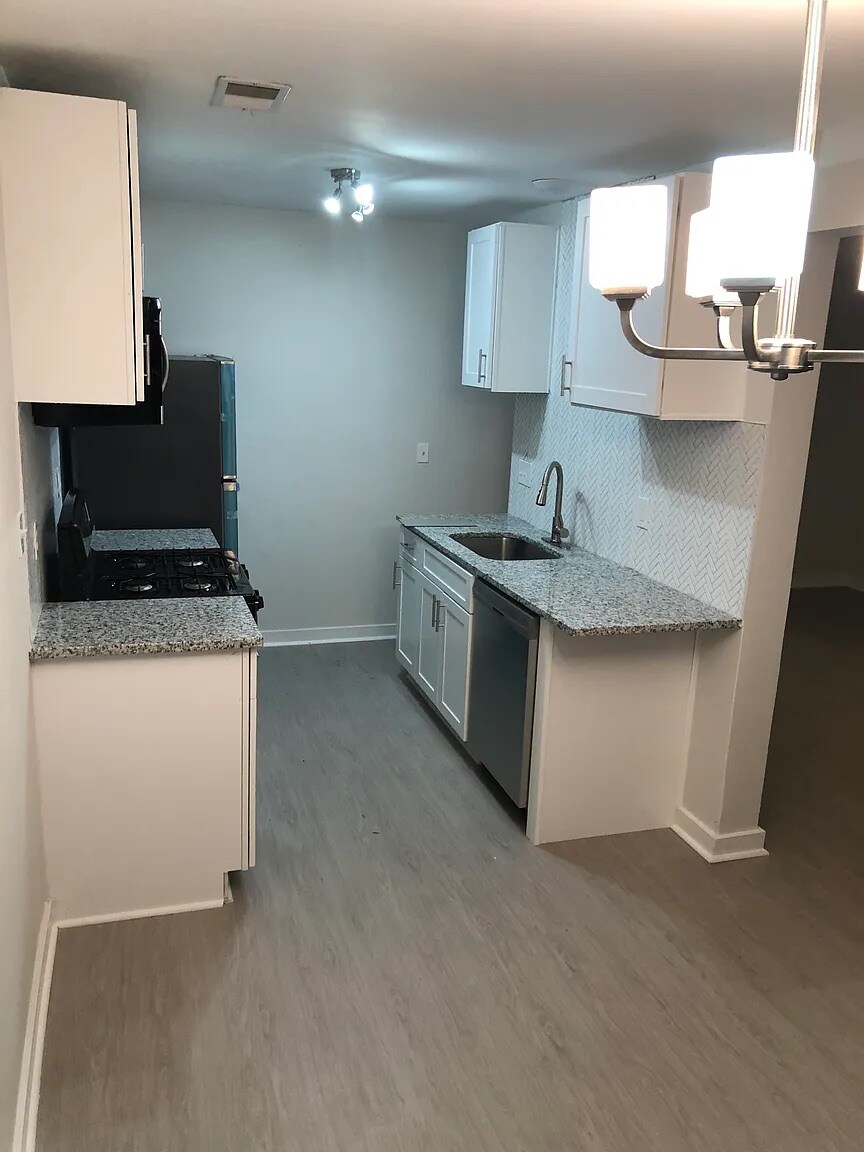 Building Photo - Room in Townhome on Pine Tree Trail
