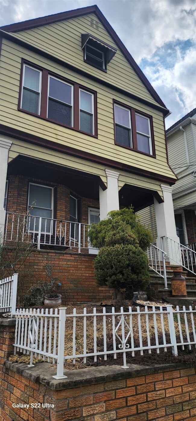 Building Photo - 44 E 4th St