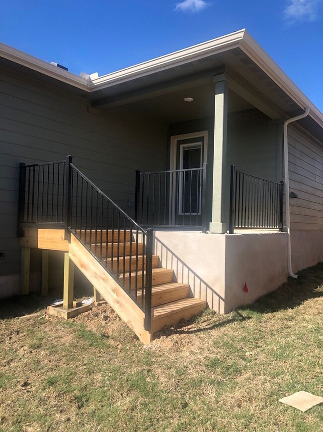 Building Photo - -=Available April 2026=-  4BR/2BA w/ Fenced Yard + Covered Parking in Hutto, TX