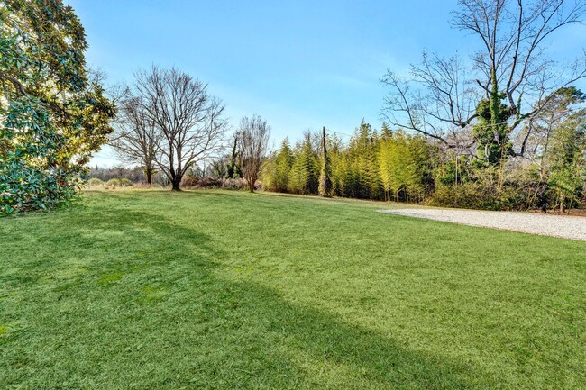 Building Photo - Charming Three Bedroom Home in Gray Court