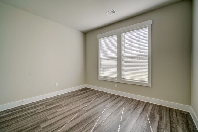 Building Photo - Gorgeous 4 BR, 3BA, Home with Loft, and 2 ...