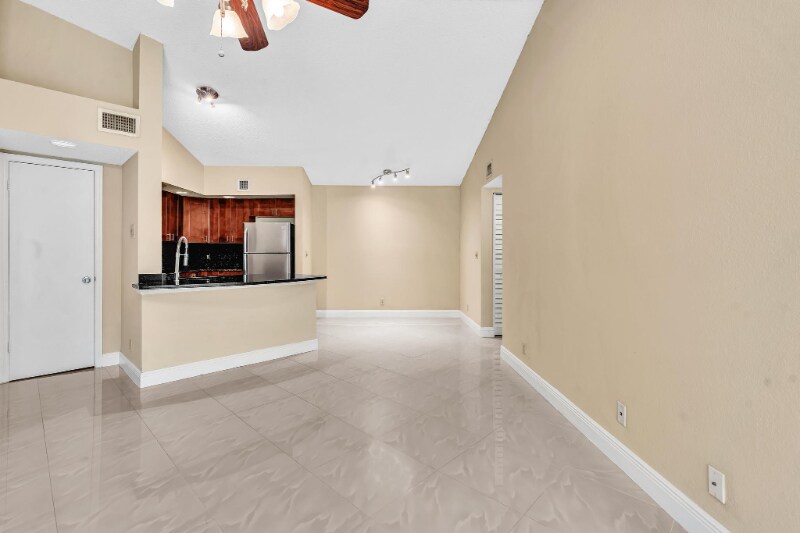Building Photo - 3370 Pinewalk Dr N