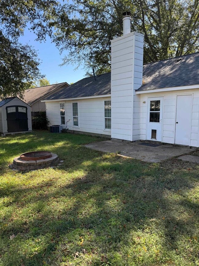 Building Photo - 7200 Devine St