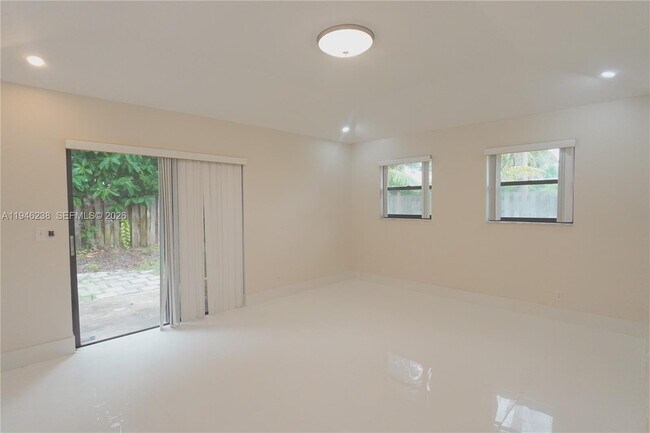 Building Photo - 518 NE 48th St