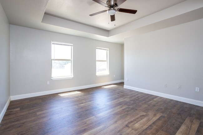 Building Photo - $300 OFF 1ST MONTH RENT IF YOU MOVE IN WIT...