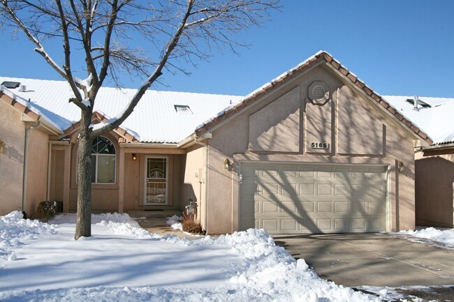 Primary Photo - Appealing 3 Bedroom Townhouse Located in G...