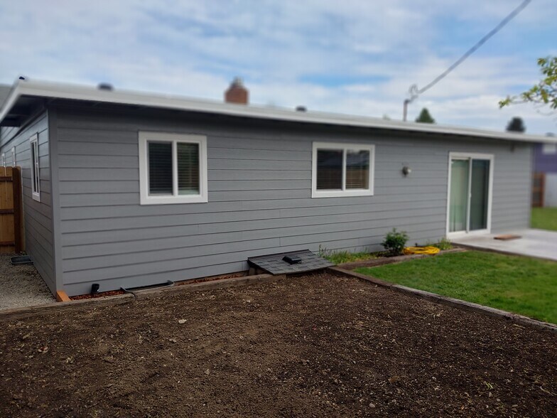 Building Photo - 4110 Coolidge Dr SE