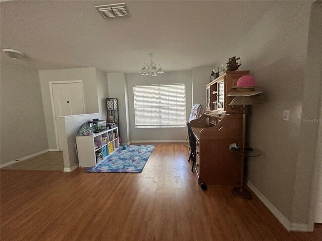 Building Photo - Private bedroom with shared bath in Wellin...