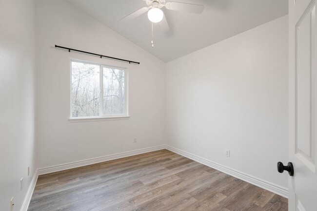 Building Photo - Spacious 3-bdr/2-bath Beaverton townhome—C...