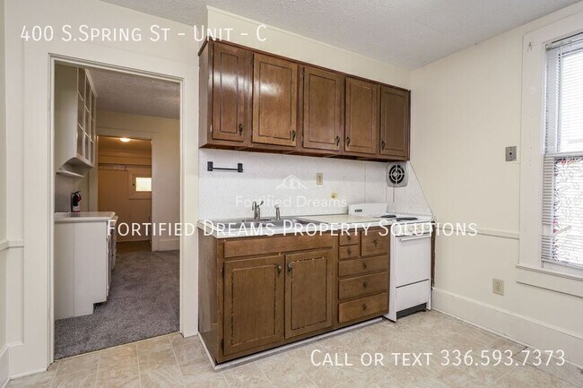 Building Photo - 400 S.Spring St - Unit-C