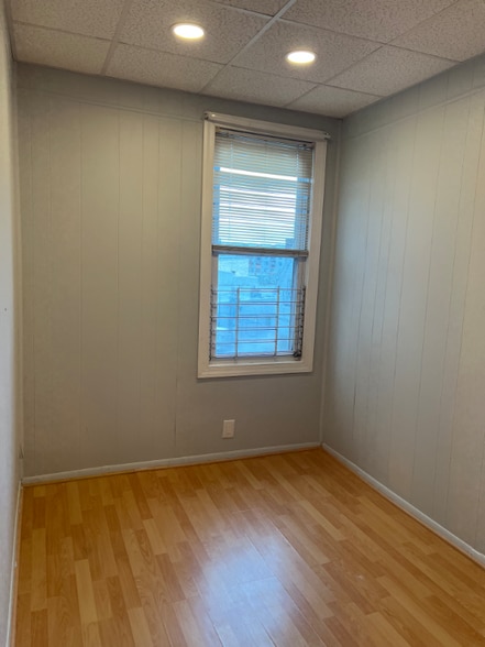 Building Photo - 9 W 17th St