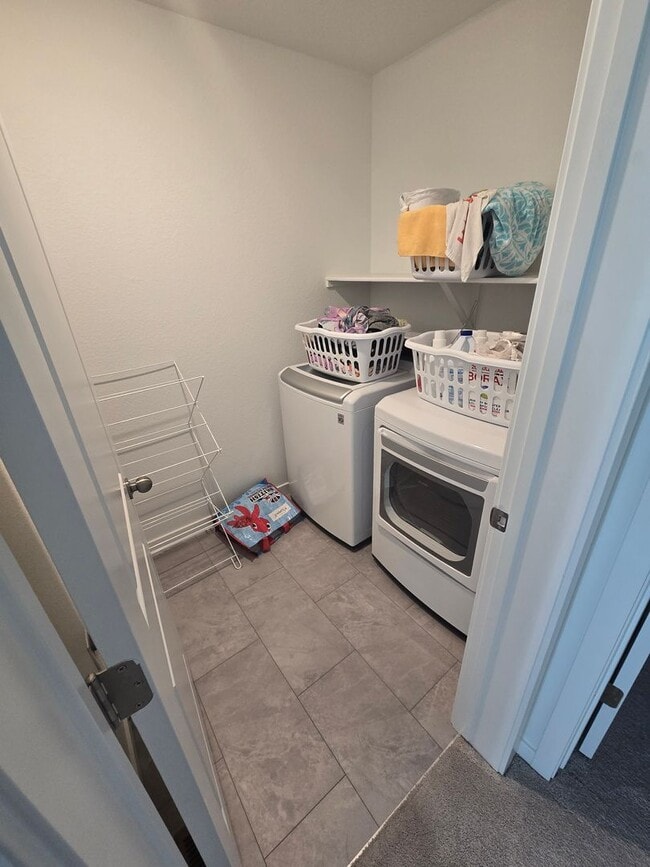 Building Photo - Spacious 4B/3B Available Early April!