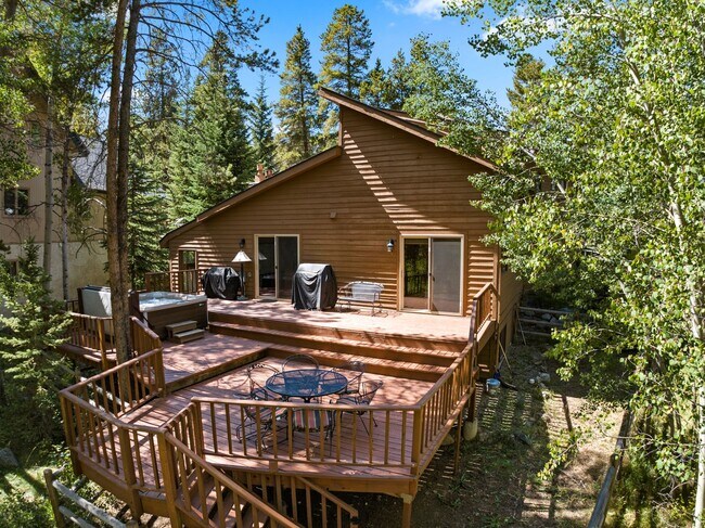 Building Photo - Garage! Pets negotiable! Multiple living spaces!  Available to see on 5/12!