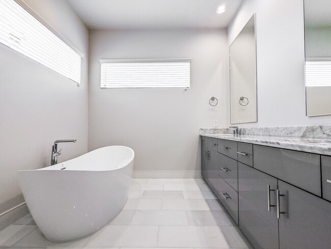 Building Photo - 2414 Canal St