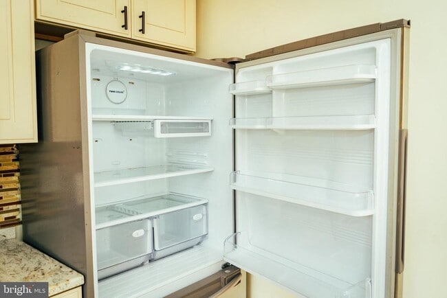 Building Photo - 636 Kenyon St NW