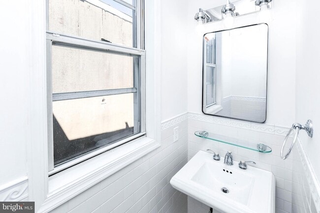 Building Photo - 104 R St NE