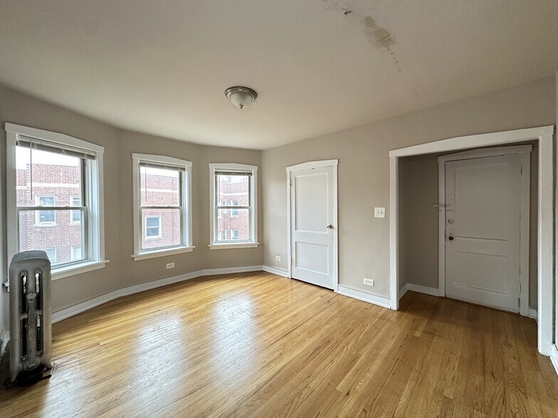 Building Photo - 4027 W Melrose St