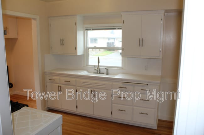Building Photo - 215 41st St