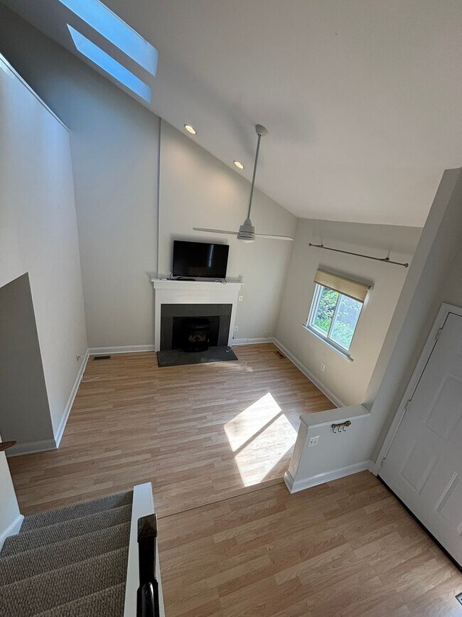 Building Photo - Adorable 1 bedroom 1.5. bath end unit townhouse in Annapolis