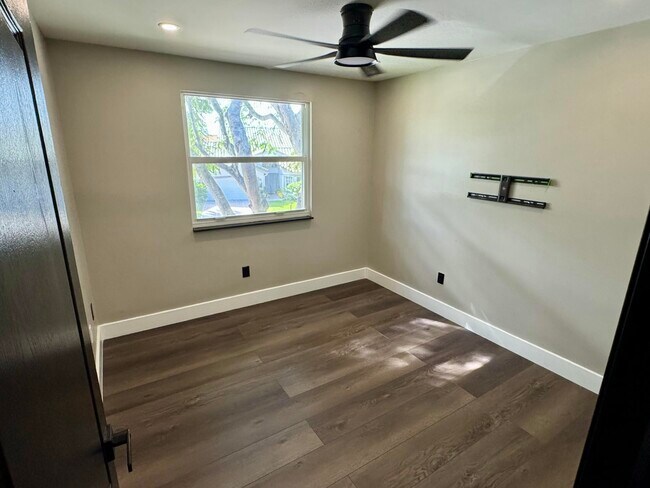 Building Photo - 10366 Buena Ventura Dr