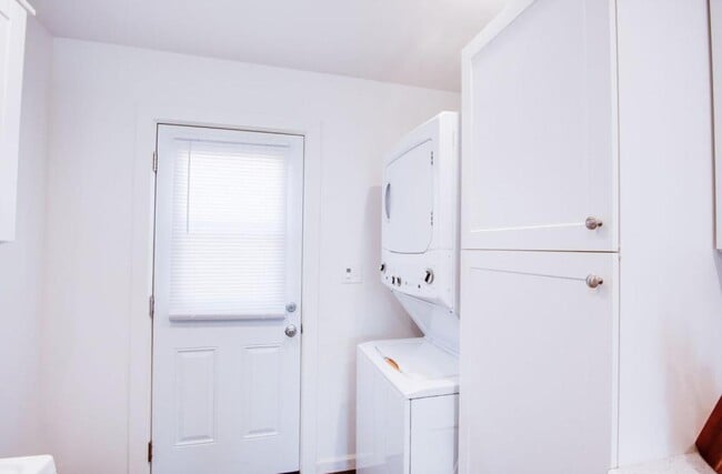 Building Photo - 933 Hackberry Ave