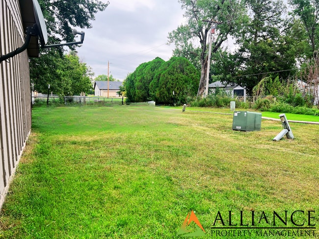 Building Photo - $300 OFF OCTOBER RENT! Spacious home in Ea...