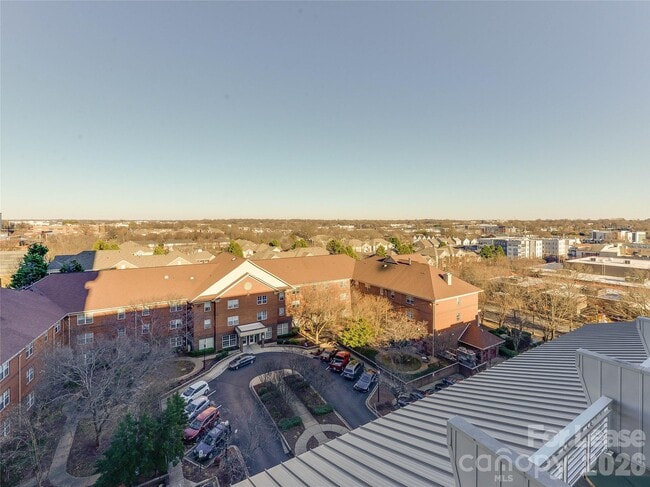 Building Photo - 505 E 6th St