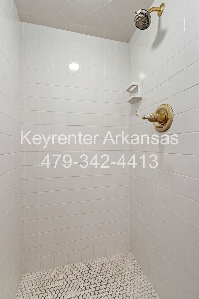 Building Photo - Beautiful Home in Springdale with Sunroom!