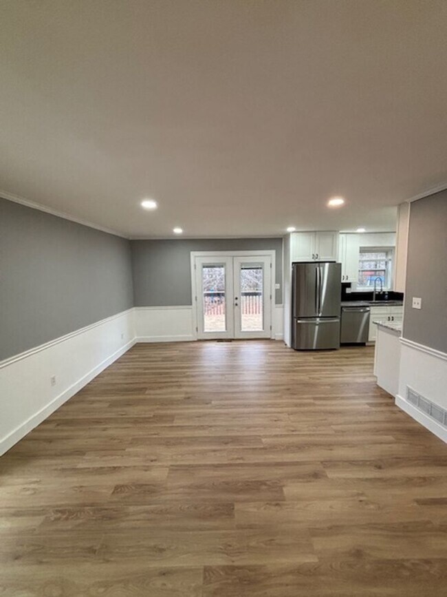 Building Photo - Updated Remodeled Large Open Split-Level Home with Full Finished Basement!