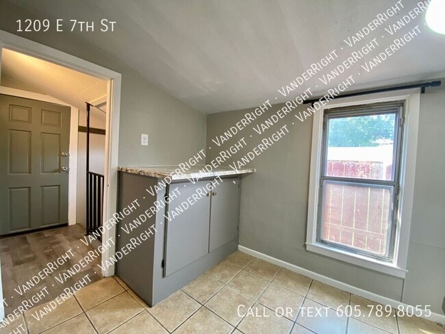 Building Photo - 1209 E 7th St