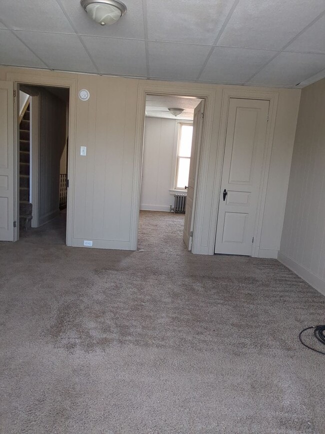 Building Photo - Recently renovated 4/5 Bedroom house