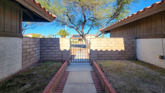 Building Photo - 8525 Del Rey Ave