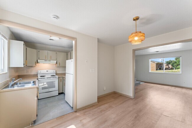 Building Photo - West Knoxville 37919 - Charming, Newly Upd...