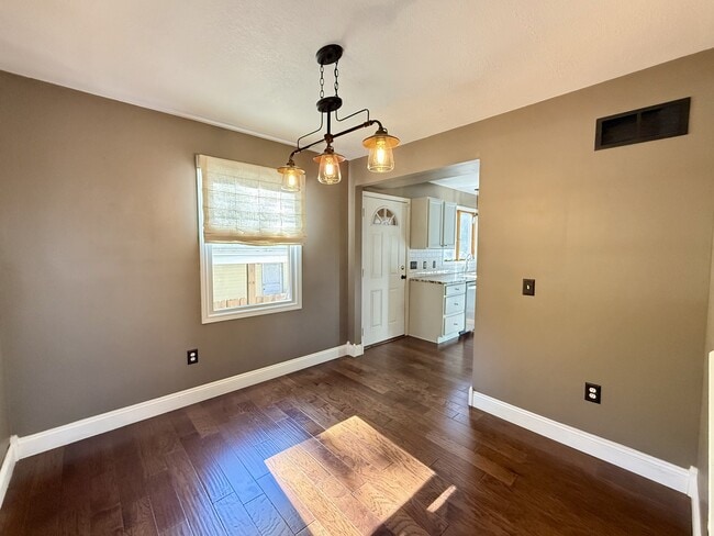 Building Photo - 718 Indianola Ave