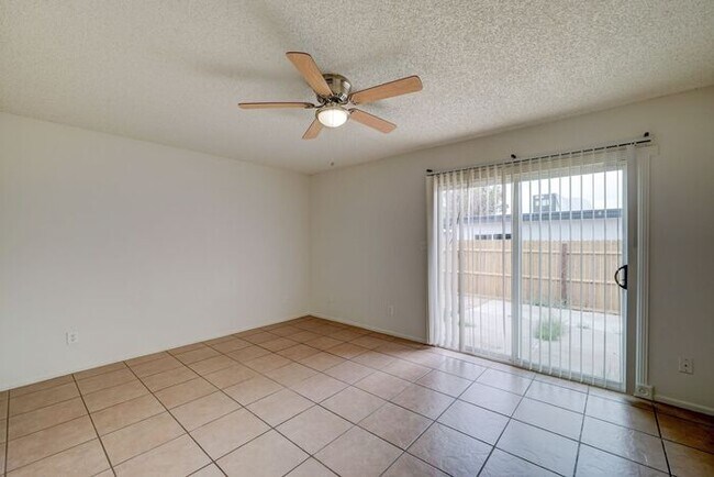 Building Photo - READY TO TOUR NOW! Adorable 2 Bath 1 Bed Home in Glendale
