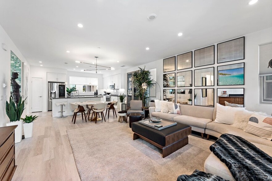 Building Photo - 213 Placemark