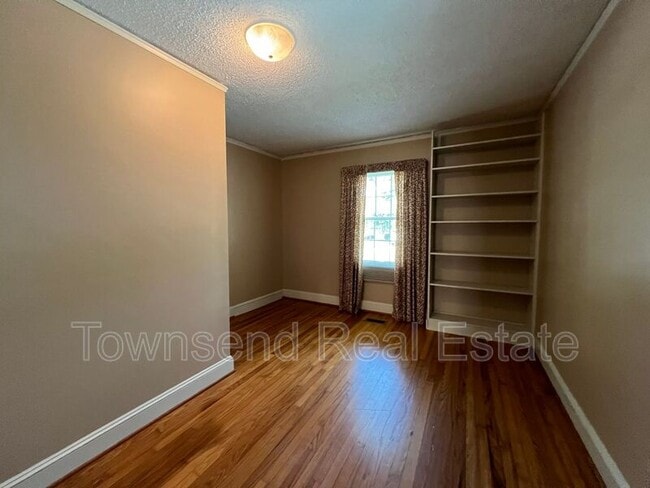 Building Photo - 211 Ellington St