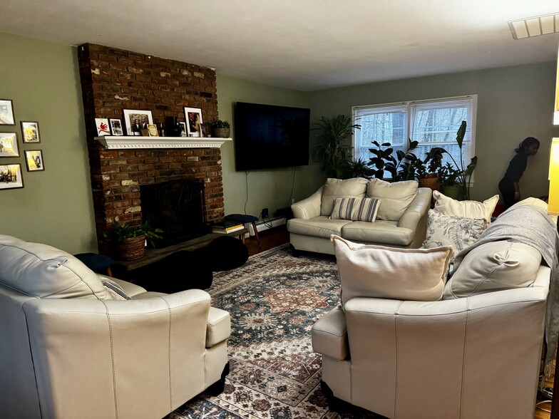 Building Photo - 6 Redcoat Ln