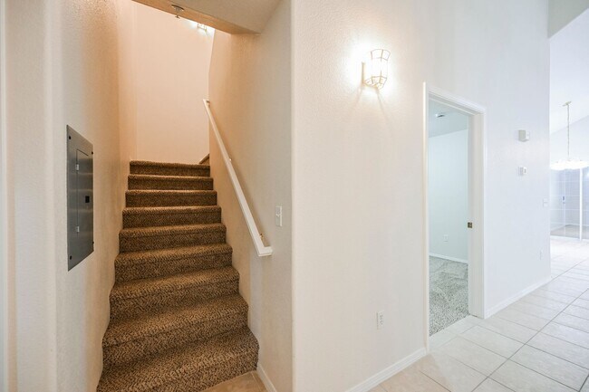 Building Photo - Gated Community townhome, with private garage