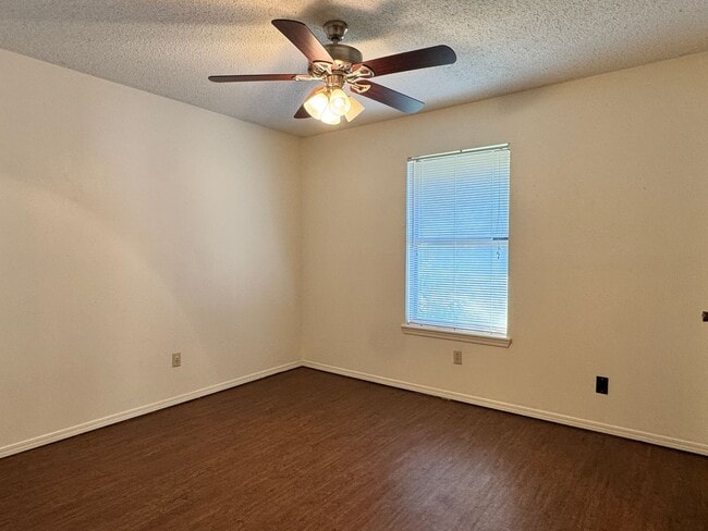 Building Photo - 10802 Kiamichi Dr