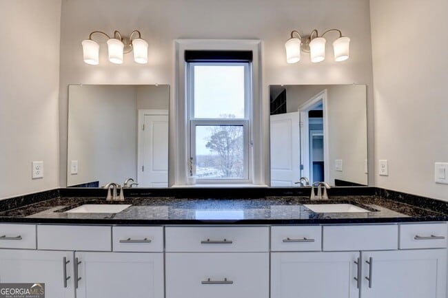 Building Photo - 2083 Holtz Ln